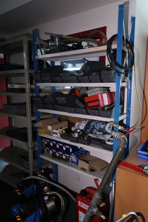 Reol med div. Reservedele