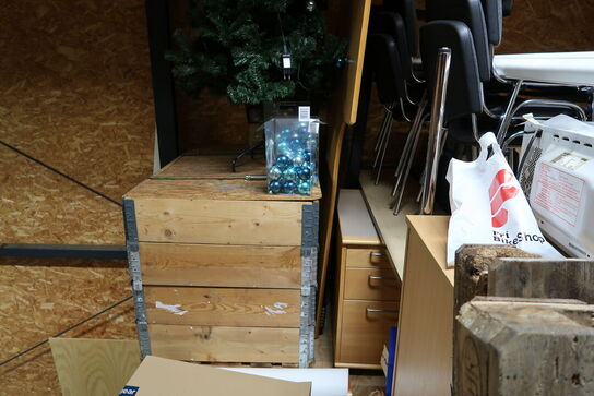 Div. Stole, borde, kunstig juletræ m.m.