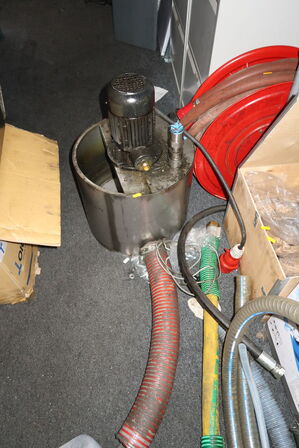 Motor samt slange på tromle