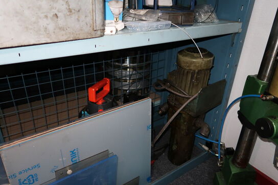 Reol med div. Varelager og reservedele