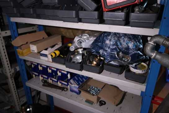 Reol med div. Reservedele