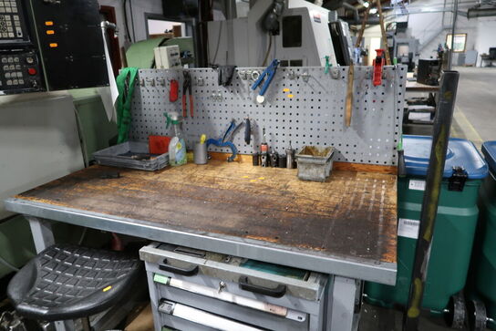 Arbejdsbord med værktøjstavle, værkstedsstol samt skab med indhold