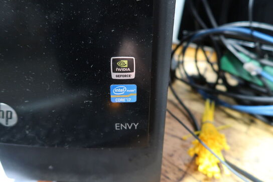 Computerskærm samt computer HP Envy