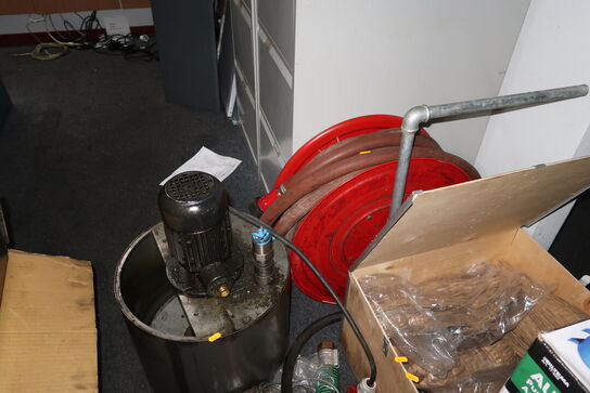 Motor samt slange på tromle