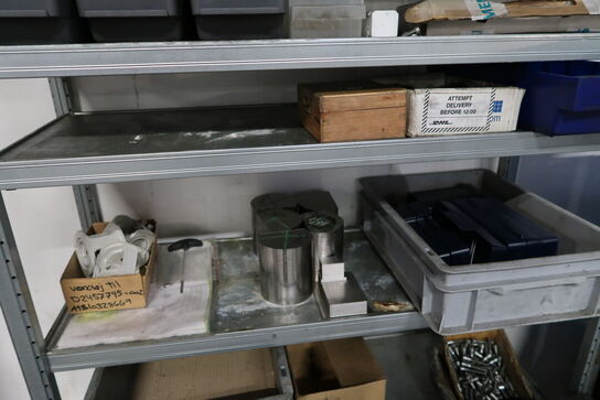 Reol med div. Specialværktøj