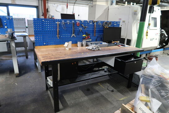 Arbejdsbord med værktøjstavle og div. Værktøj