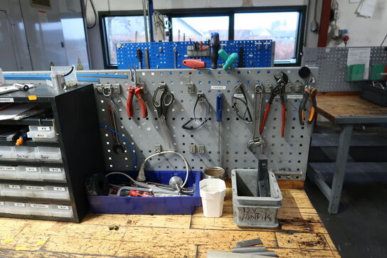 Arbejdsbord med værktøjstavle og div. Værktøj