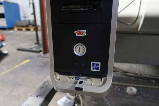 Computerskærm NEOVO samt computer, tastatur