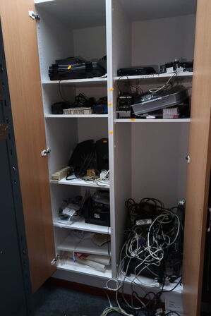 Div. Elektronik i skabe, bl.a. højtalere m.m.