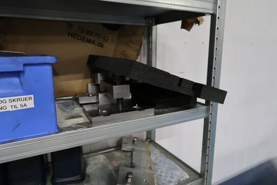 Reol med div. Specialværktøj