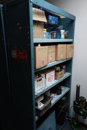 Reol med div. Varelager og reservedele