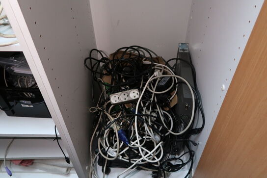 Div. Elektronik i skabe, bl.a. højtalere m.m.