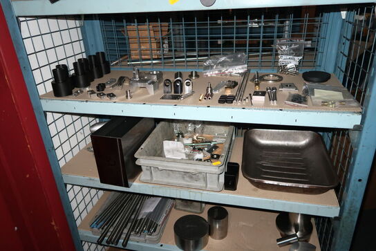 Reol med div. Varelager og reservedele