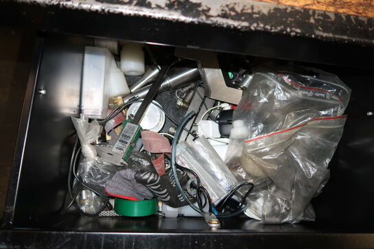 Arbejdsbord med værktøjstavle og div. Værktøj