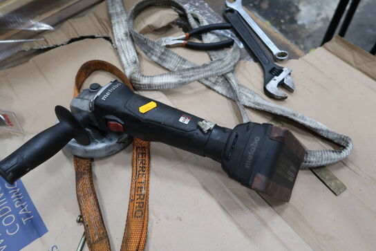 Pallebord med div. Varelager og værktøj