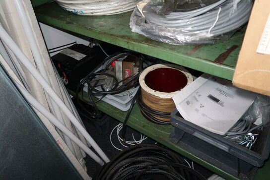 Reol med div. Reservedele, varelager