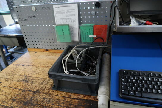 Arbejdsbord med værktøjstavle og div. Værktøj