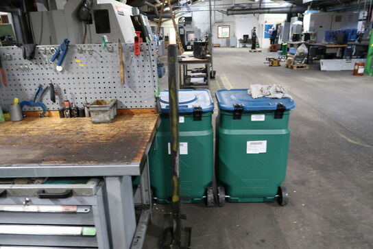 Arbejdsbord med værktøjstavle, værkstedsstol samt skab med indhold