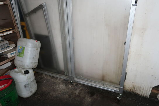 Glasafskærmningsvæg