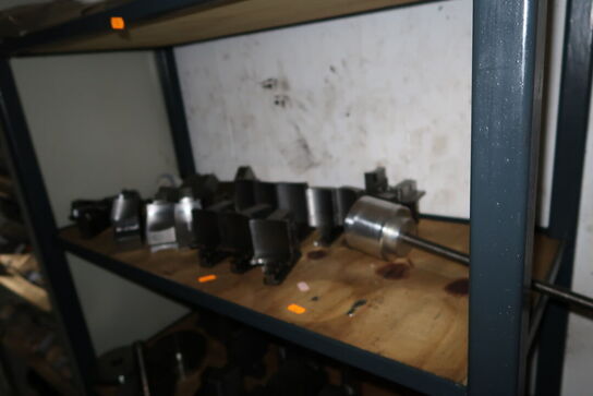 Reol med div. Specialværktøj