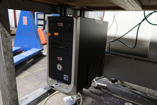 Computerskærm NEOVO samt computer, tastatur