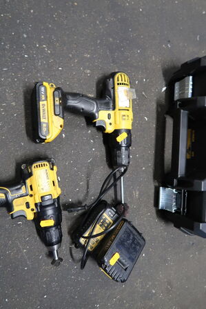 2 stk. akku håndværktøj DEWALT DCD777 med 3 stk. batterier og lader