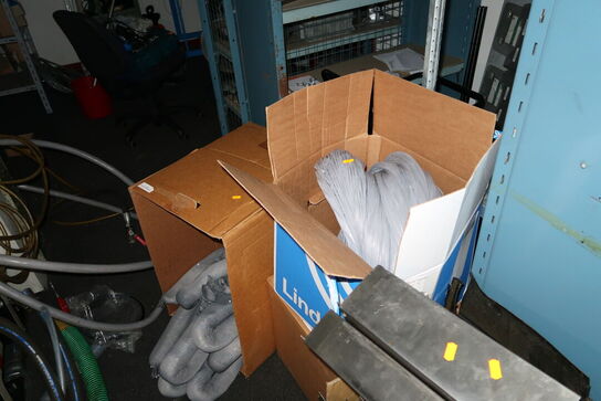 2 stk. kasser med varelager