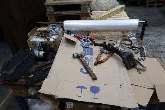 Pallebord med div. Varelager og værktøj