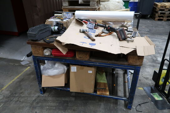 Pallebord med div. Varelager og værktøj