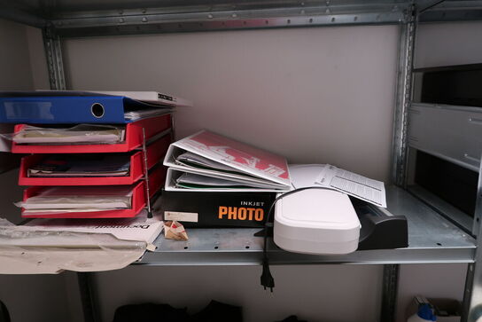 2 stk. reoler med div. Kontorartikler m.m.