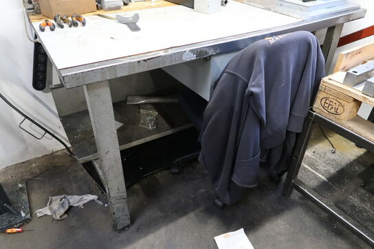 Arbejdsbord med værktøjstavle med div. Værktøj