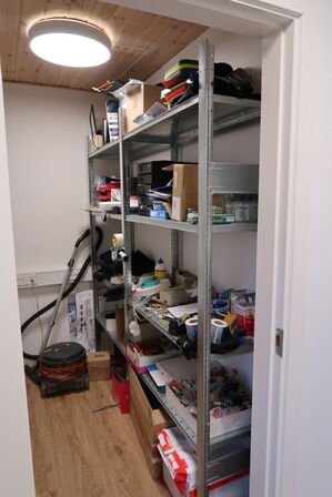 2 stk. reoler med div. Kontorartikler m.m.