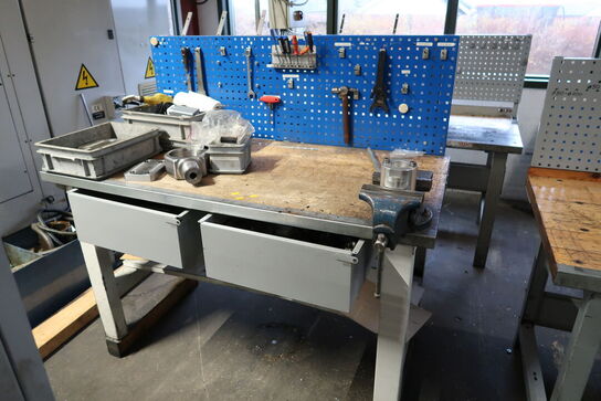 Arbejdsbord med skruestik, værktøjstavle og div. Værktøj