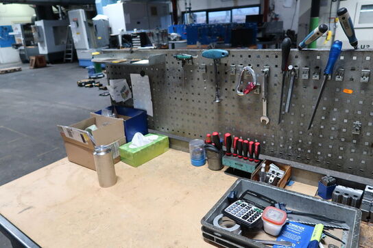 Dobbelt arbejdsbord med værktøjstavle og div. Værktøj