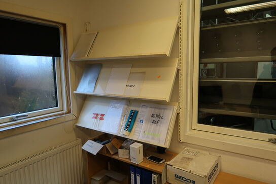 El. hæve/sænke skrivebord, div. Reoler, brochureholder m.m.