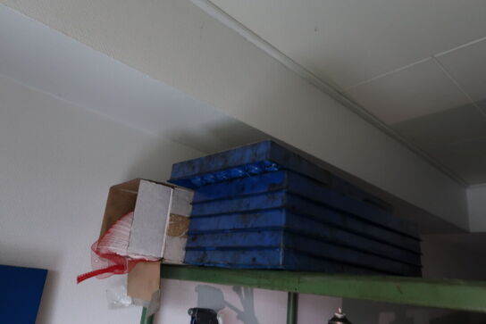 Reol med div. Reservedele, varelager