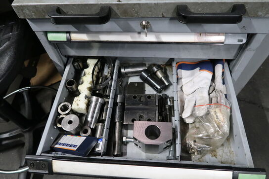 Arbejdsbord med værktøjstavle, værkstedsstol samt skab med indhold