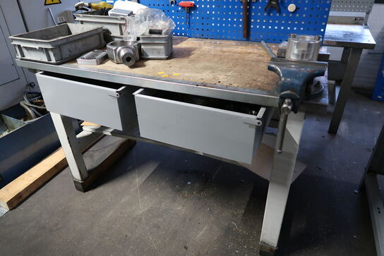 Arbejdsbord med skruestik, værktøjstavle og div. Værktøj