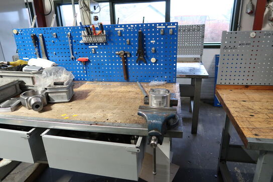 Arbejdsbord med skruestik, værktøjstavle og div. Værktøj