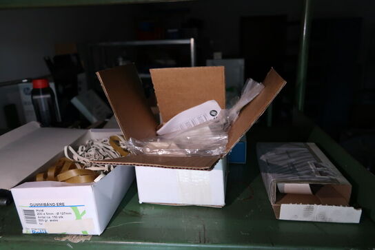 Reol med div. Reservedele, varelager