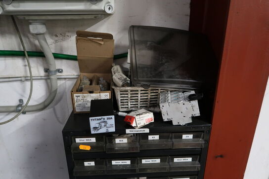 Palle med indhold samt værkstedsstol og sortimentsskab