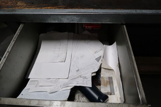 Arbejdsbord med værktøjstavle og div. Værktøj