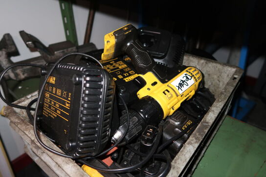 Reol med div. Værktøj (noget kan være defekt)