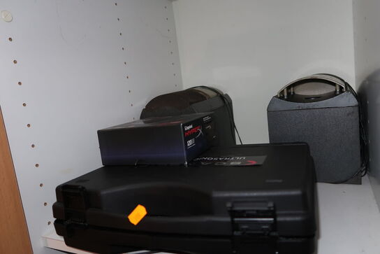 Div. Elektronik i skabe, bl.a. højtalere m.m.