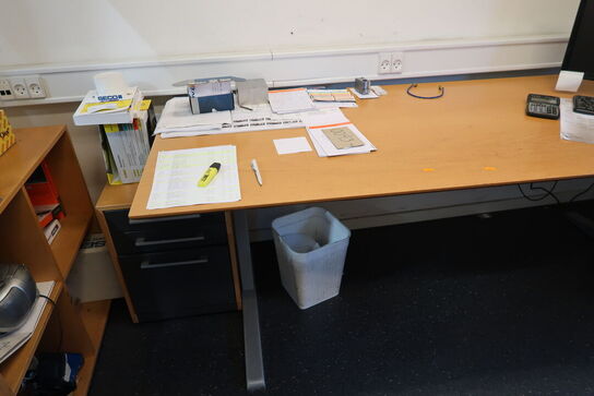 El. hæve/sænke skrivebord, div. Reoler, brochureholder m.m.