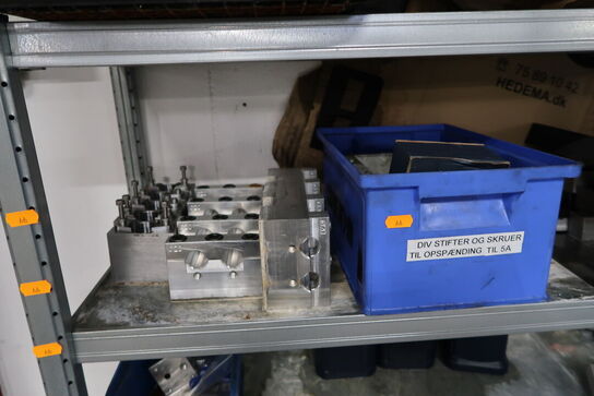 Reol med div. Specialværktøj