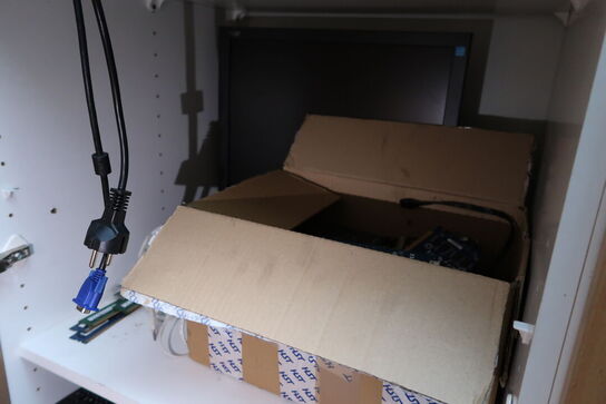 Div. Elektronik i skabe, bl.a. højtalere m.m.