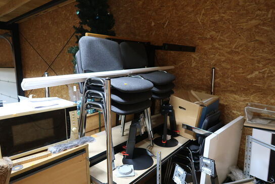 Div. Stole, borde, kunstig juletræ m.m.