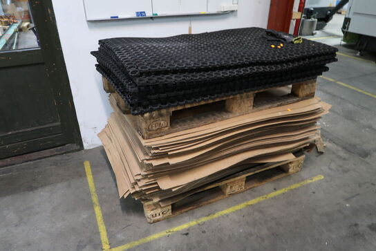 Palle med gummimåtter m.m.