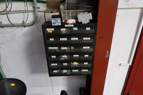 Palle med indhold samt værkstedsstol og sortimentsskab